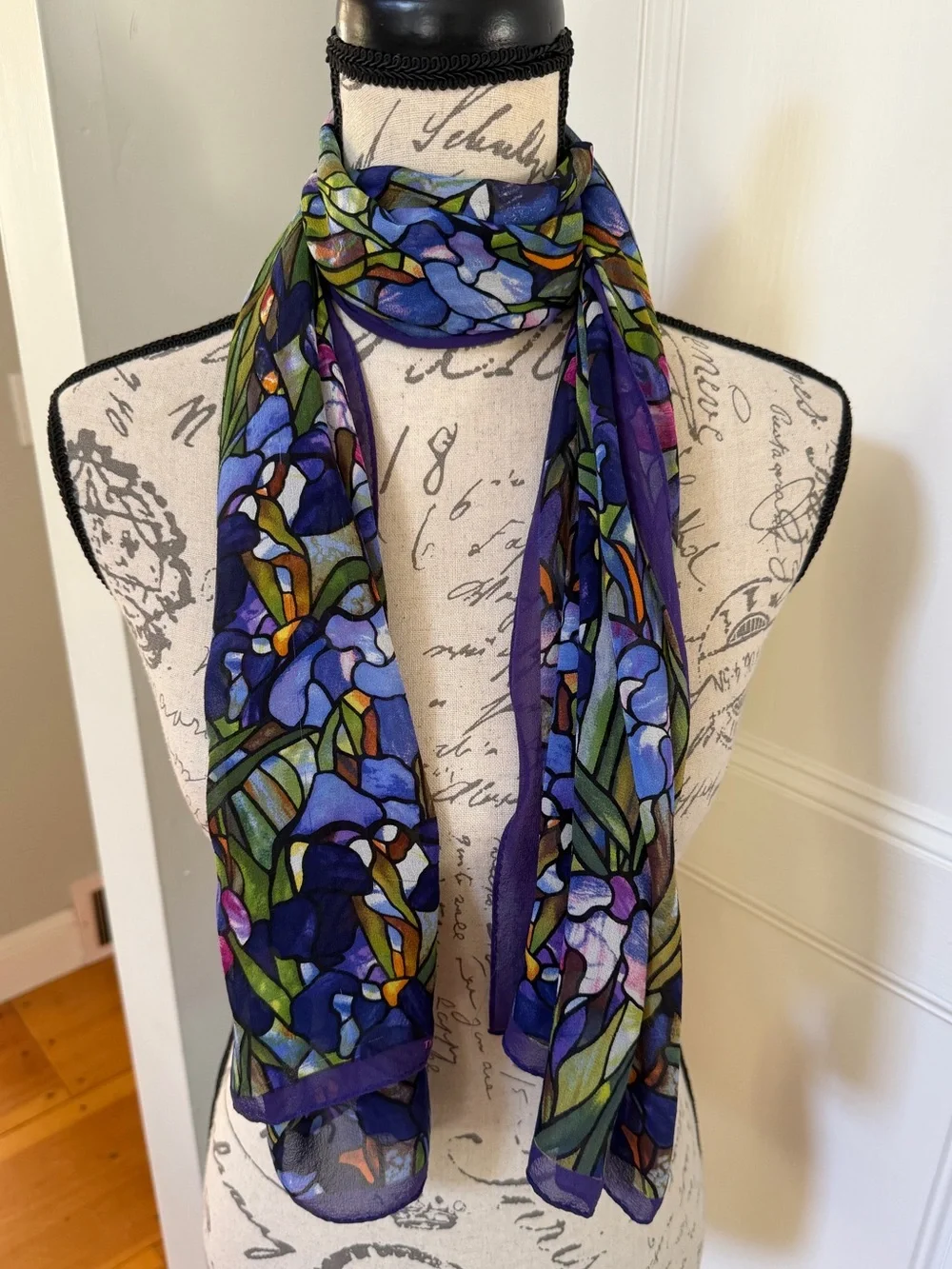 Gorgeous Metropolitan Museum of Art Louis C. Tiffany Silk Crepe Scarf.